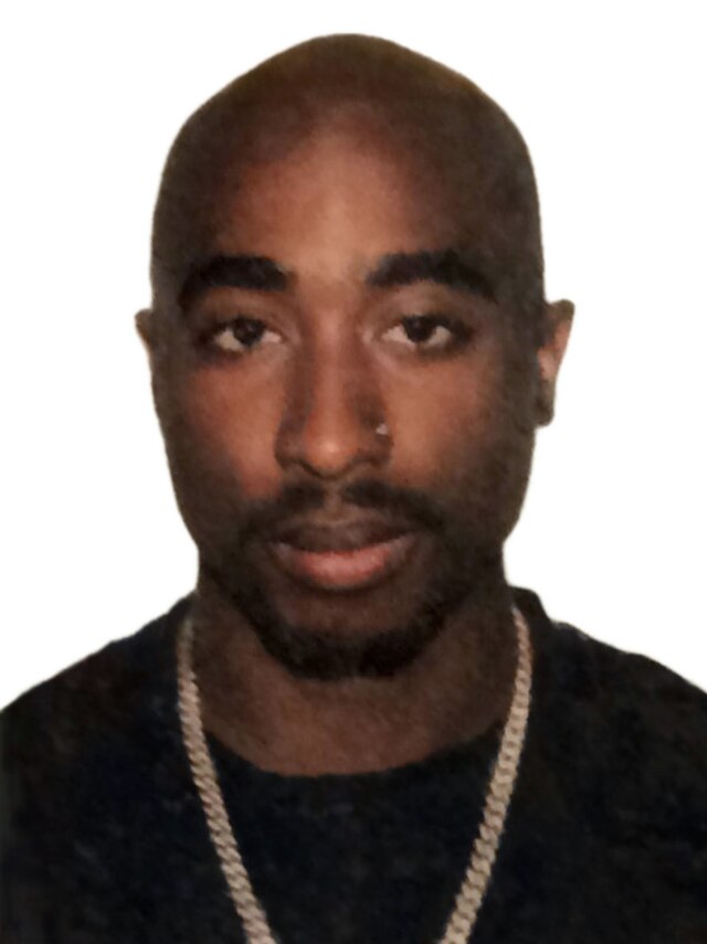 A imagem apresenta o cantor de Rap dos anos 2000, chamado Tupac.
